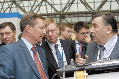 Сергей Иванов (первый заместитель Председателя Правительства РФ), Анатолий Чубайс (Генеральный директор РОСНАНО) и Виктор Быков (Генеральный директор НТМДТ) на стенде НТМДТ