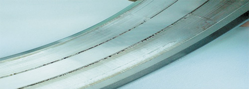 Раковины на наружном кольце двухрядного подшипника с цилиндрическими роликами, определенные при вибродиагностике и подтвержденные при разборке станка