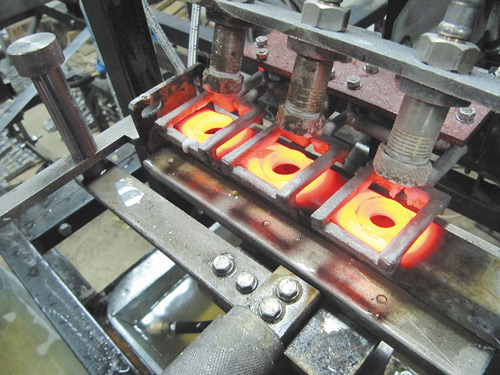 Автоматизированная пайка стального кронштейна. Одновременная пайка трех деталей латунным припоем с легко смываемым флюсом
