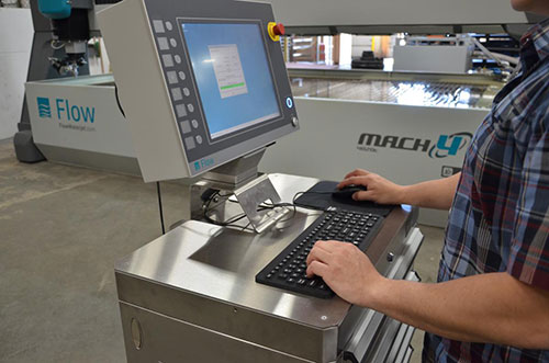 Оператор за работой на станке Flow Mach 4 с системой Dynamic Waterjet XD