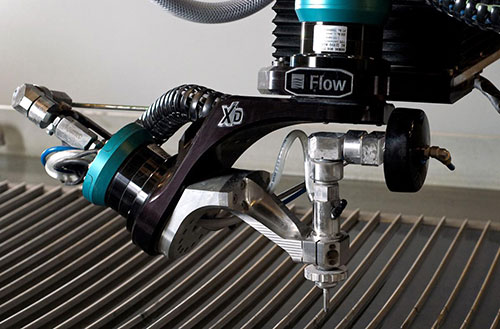 Режущая головка Dynamic Waterjet XD в работе