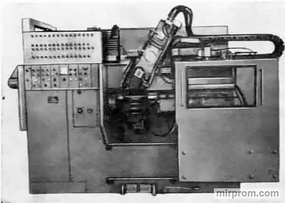 Полуавтомат токарный центровой копировальный 1Е713