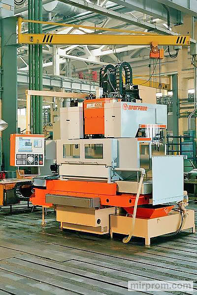 Центр обрабатывающий с автоматической сменой инструмента и поворотным устройством