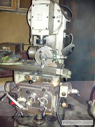 Станок вертикальный консольно-фрезерный 6Р11