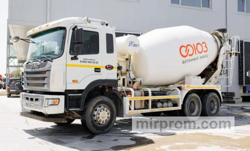 Бетононасос на автомобильном шасси в работе