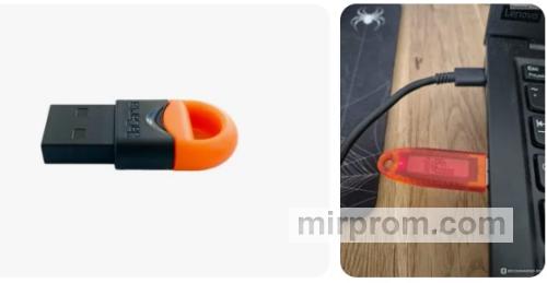 Флеш-накопитель электронной подписи вставленный в USB-порт ноутбука