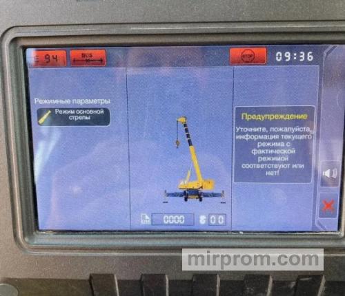 Крупный план экрана блока безопасности в кабине крановщика с кодом системной ошибки.