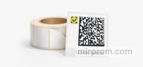 Крупный план этикетки с кодом DataMatrix, покрытой инеем в морозильной камере