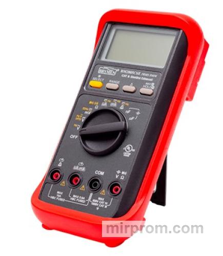 Профессиональный мультиметр в руках электрика при диагностике щита