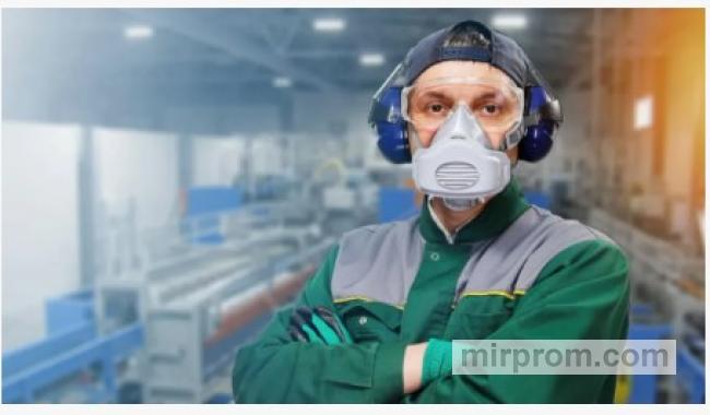 Оператор в защитном шлеме и костюме выполняет очистку двутавровой балки