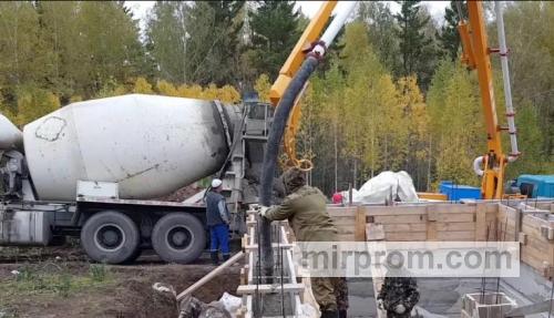 Подача бетона в опалубку перекрытия