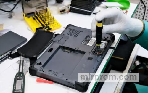 Пошаговый процесс разборки корпуса гаджета на антистатическом столе сервисного центра