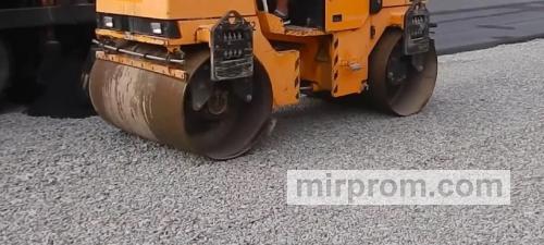Процесс уплотнения щебеночного основания виброкатком