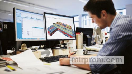 Проектировщик за компьютером собирает трехмерную BIM модель инженерных сетей