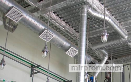 Промышленная приточно-вытяжная установка в производственном цехе