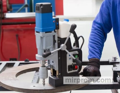 Работа магнитного сверлильного станка на вертикальной поверхности