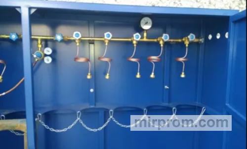 Размещение манометров и предохранительных устройств в металлическом шкафу