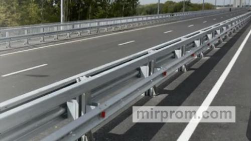 Установка барьерных ограждений на разделительной полосе автомагистрали