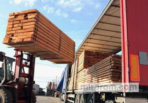 Вид сверху на уложенный в кузов штабель пиломатериалов