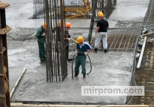 высокочастотный глубинный глубинный вибратор в работе на строительной площадке