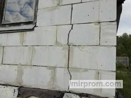 Загородный дом из газобетона со сквозной трещиной на кирпичном фасаде