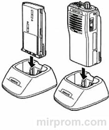 Установка аккумулятора в зарядное устройство для зарядки