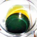 Индустриальное отработанное масло зеленного цвета